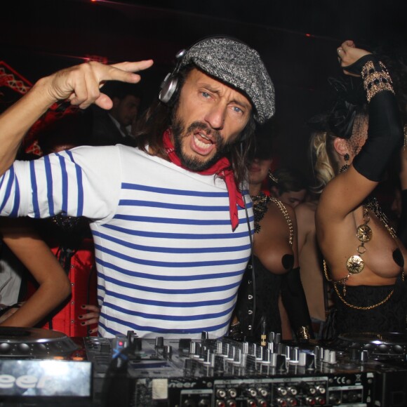 Exclusif - Le DJ Bob Sinclar mixe au Queen à Paris le 4 octobre 2015