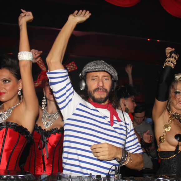 Exclusif - Le DJ Bob Sinclar mixe au Queen à Paris le 4 octobre 2015.