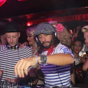 Exclusif - Le DJ Bob Sinclar mixe au Queen à Paris le 4 octobre 2015.