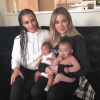 Kim et Khloé Kardashian avec leurs filles respectivement, Chicago et True. Photo postée le 27 juin 2018.