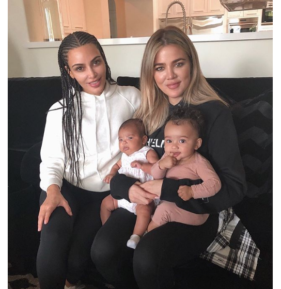 Kim et Khloé Kardashian avec leurs filles respectivement, Chicago et True. Photo postée le 27 juin 2018.