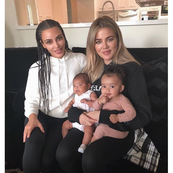 Kim et Khloé Kardashian avec leurs filles respectivement, Chicago et True. Photo postée le 27 juin 2018.