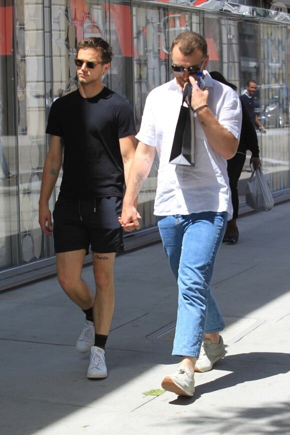 Exclusif - Sam Smith et son compagnon Brandon Flynn font du shopping à Beverly Hills. Los Angeles, le 14 juin 2018.