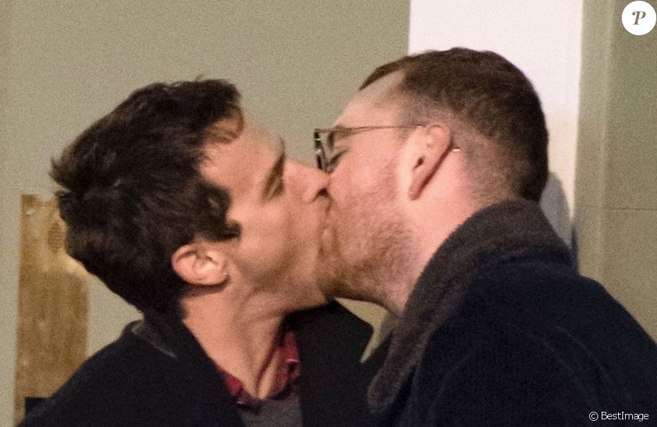 Exclusif - Sam Smith et son compagnon Brandon Flynn s&#039;embrassent passionnément en balade dans le quartier de Soho à Londres. Le 25 février 2018