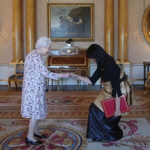 La reine Elizabeth II d'Angleterre lors d'audiences au palais de Buckingham à Londres le 27 juin 2018