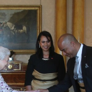 La reine Elizabeth II d'Angleterre lors d'audiences au palais de Buckingham à Londres le 27 juin 2018