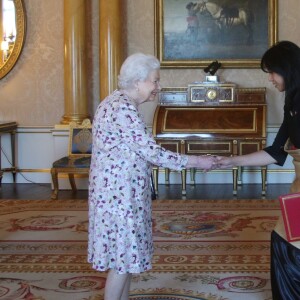 La reine Elizabeth II d'Angleterre lors d'audiences au palais de Buckingham à Londres le 27 juin 2018