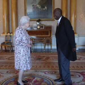 La reine Elizabeth II d'Angleterre lors d'audiences au palais de Buckingham à Londres le 27 juin 2018