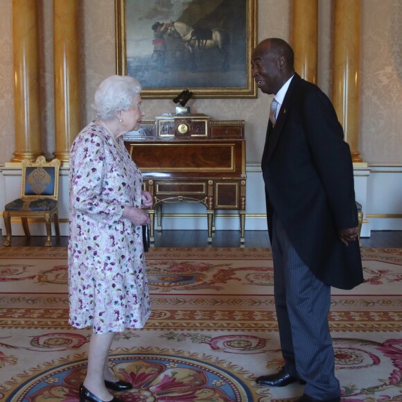 La reine Elizabeth II d'Angleterre lors d'audiences au palais de Buckingham à Londres le 27 juin 2018