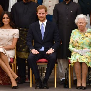 La reine Elizabeth II avec le prince Harry et la duchesse Meghan de Sussex lors des Queen's Young Leaders Awards au palais de Buckingham à Londres le 26 juin 2018.