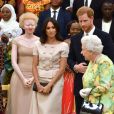 La reine Elizabeth II avec le prince Harry et la duchesse Meghan de Sussex lors des Queen's Young Leaders Awards au palais de Buckingham à Londres le 26 juin 2018.