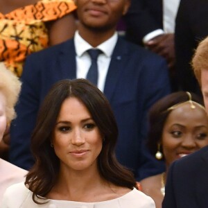 La reine Elizabeth II avec le prince Harry et la duchesse Meghan de Sussex lors des Queen's Young Leaders Awards au palais de Buckingham à Londres le 26 juin 2018.