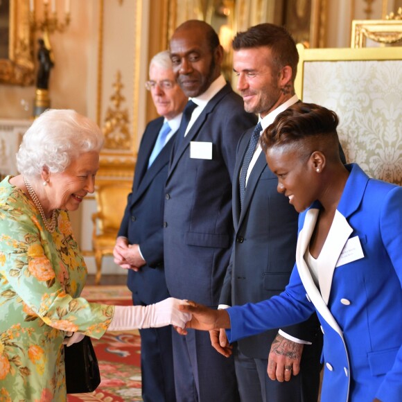 La reine Elizabeth II lors des Queen's Young Leaders Awards au palais de Buckingham à Londres le 26 juin 2018.