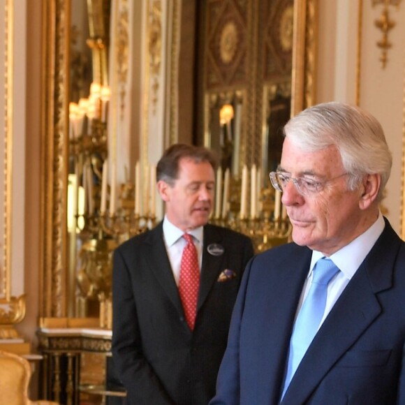 La reine Elizabeth II lors des Queen's Young Leaders Awards au palais de Buckingham à Londres le 26 juin 2018.