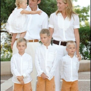 L'infante Cristina d'Espagne et son mari Iñaki Urdangarin avec leurs quatre enfants (Irene, Pablo, Juan Valentin et Miguel) en août 2006 au palais Marivent à Palma de Majorque.