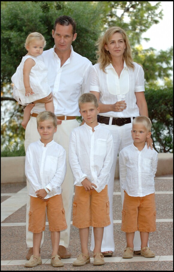 L'infante Cristina d'Espagne et son mari Iñaki Urdangarin avec leurs quatre enfants (Irene, Pablo, Juan Valentin et Miguel) en août 2006 au palais Marivent à Palma de Majorque.