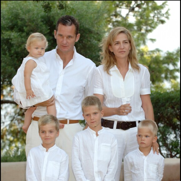 L'infante Cristina d'Espagne et son mari Iñaki Urdangarin avec leurs quatre enfants (Irene, Pablo, Juan Valentin et Miguel) en août 2006 au palais Marivent à Palma de Majorque.