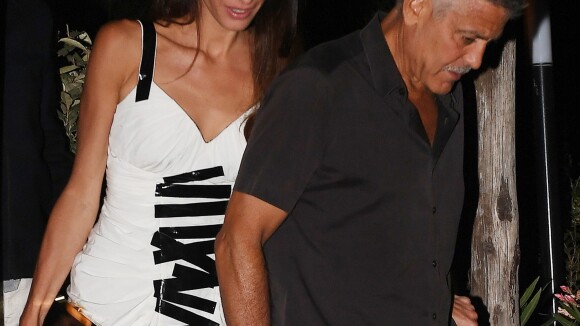 Amal Clooney : Sublime en robe courte pour un dîner intime avec George