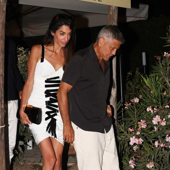 Exclusif - Amal et George Clooney sont allés diner en amoureux au restaurant La Tavernetta à Porto San Paolo en Italie, le 30 juin 2018