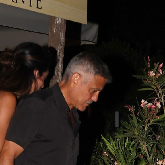 Exclusif - Amal et George Clooney sont allés diner en amoureux au restaurant La Tavernetta à Porto San Paolo en Italie, le 30 juin 2018