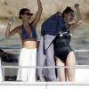 Emily Ratajkowski et Gigi Hadid s'amusent, dansent et se prennent en photos lors d'une balade en bateau au large de Mykonos en Grèce, le 30 juin 2018