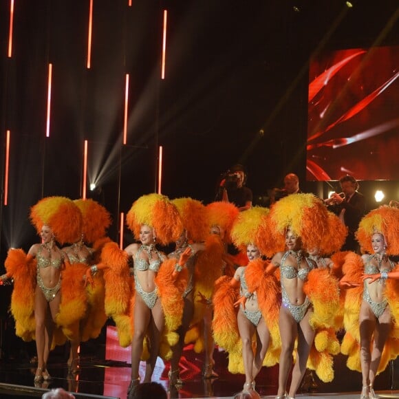 Exclusif - Les danseuses du Moulin Rouge et Stéphane Bern - Enregistrement de l'émission "Bon anniversaire Line" à l'occasion des 90 ans de Line Renaud au Théâtre Bobino à Paris, le 25 juin 2018. L'émission, présentée par Stéphane Bern, est diffusée mardi 3 juillet 2018 à 20h55 sur France 2. © Coadic Guirec / Bestimage