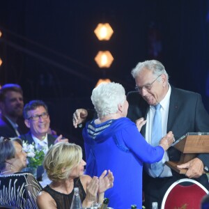 Exclusif - Michel Chevalet offre un fragment de la lune à Line Renaud - Enregistrement de l'émission "Bon anniversaire Line" à l'occasion des 90 ans de Line Renaud au Théâtre Bobino à Paris, le 25 juin 2018. L'émission, présentée par Stéphane Bern, est diffusée mardi 3 juillet 2018 à 20h55 sur France 2. © Coadic Guirec / Bestimage