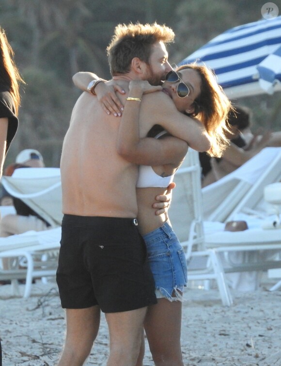 Exclusif -  - David Guetta et sa compagne Jessica Ledon profitent de la plage avec leurs amis lors de leurs vacances de Noël à Miami. Le 27 décembre 2017.