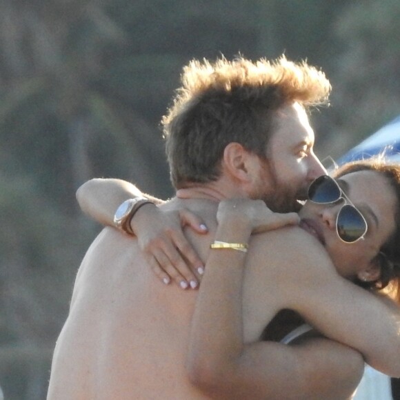 Exclusif -  - David Guetta et sa compagne Jessica Ledon profitent de la plage avec leurs amis lors de leurs vacances de Noël à Miami. Le 27 décembre 2017.