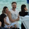 Exclusif - David Guetta et sa compagne Jessica Ledon profitent de la plage avec leurs amis lors de leurs vacances de Noël à Miami. Le 27 décembre 2017.