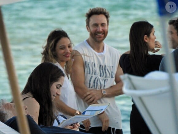Exclusif - David Guetta et sa compagne Jessica Ledon profitent de la plage avec leurs amis lors de leurs vacances de Noël à Miami. Le 27 décembre 2017.