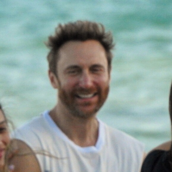 Exclusif - David Guetta et sa compagne Jessica Ledon profitent de la plage avec leurs amis lors de leurs vacances de Noël à Miami. Le 27 décembre 2017.