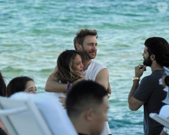 Exclusif - David Guetta et sa compagne Jessica Ledon profitent de la plage avec leurs amis lors de leurs vacances de Noël à Miami. Le 27 décembre 2017.