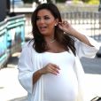 Eva Longoria enceinte et son mari José Baston arrivent à l'émission Extra" de M. Lopez à Universal City, le 8 mai 2018.