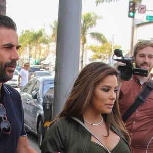 Eva Longoria enceinte et son mari José Baston sont allés déjeuner au restaurant E Baldi à Beverly Hills, le 8 mai 2018.