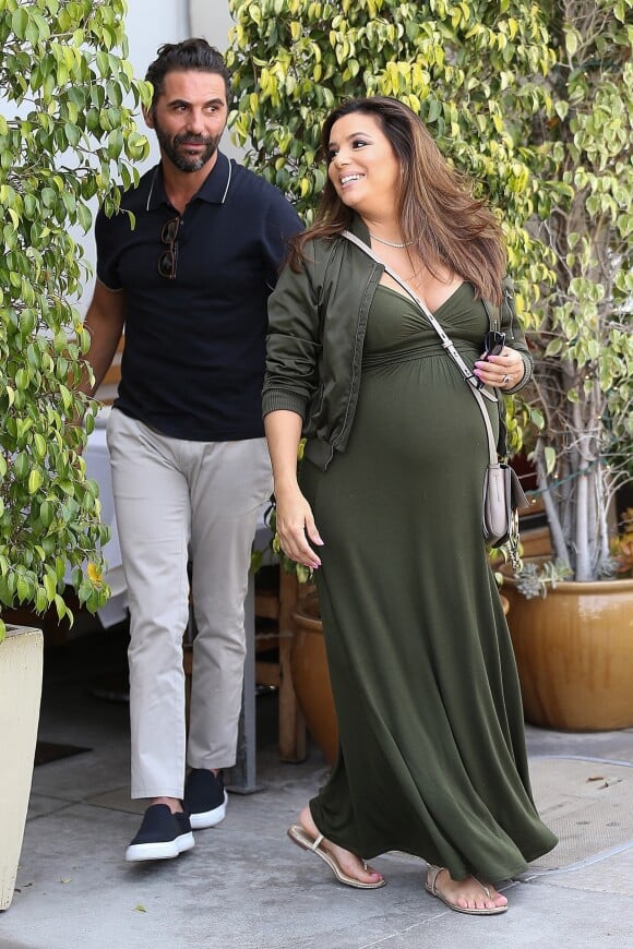 Eva Longoria enceinte et son mari José Baston sont allés déjeuner au restaurant E Baldi à Beverly Hills, le 8 mai 2018.