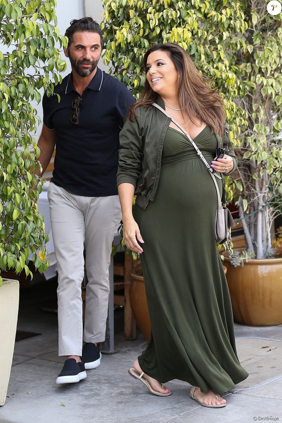 Eva Longoria enceinte et son mari José Baston sont allés déjeuner au