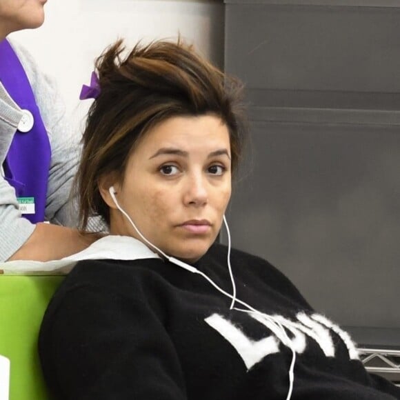 Eva Longoria enceinte et sans maquillage est allée faire du shopping chez Crate & Barrel et se faire pouponner dans un salon de manicure/pédicure à Los Angeles. Le 2 mai 2018.