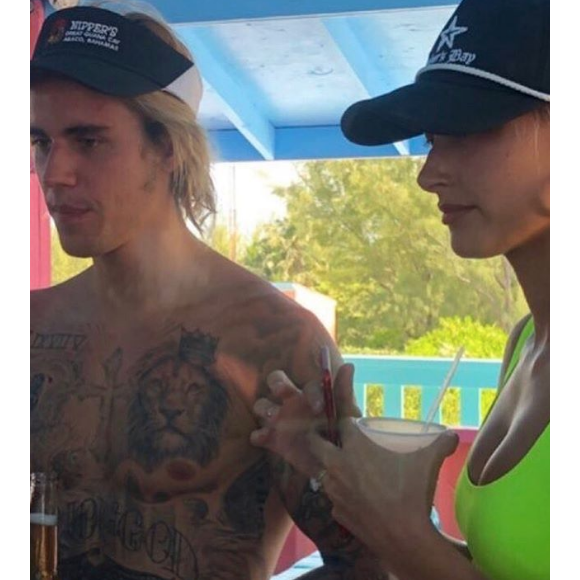 Justin Bieber et Hailey Baldwin en vacances aux Bahamas le 8 juillet 2018. Sur cette photo, on peut voir un petit aperçu de la bague de fiançailles du mannequin.