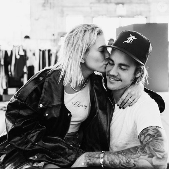 Hailey Baldwin et Justin Bieber officialisent leurs fiançailles. Juillet 2018.