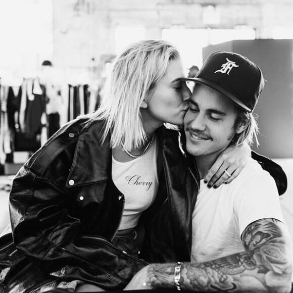 Hailey Baldwin et Justin Bieber officialisent leurs fiançailles. Juillet 2018.