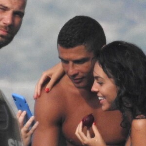 Exclusif - Cristiano Ronaldo et sa compagne Georgina Rodriguez font de la plongée sous-marine pendant leurs vacances en Grèce, le 8 juillet 2018.