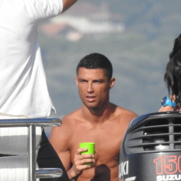 Exclusif - Cristiano Ronaldo et sa compagne Georgina Rodriguez font de la plongée sous-marine pendant leurs vacances en Grèce, le 8 juillet 2018.