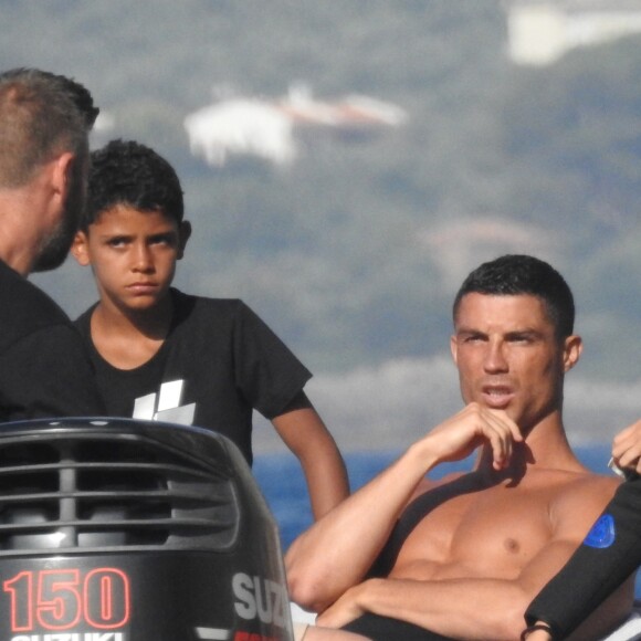 Exclusif - Cristiano Ronaldo et sa compagne Georgina Rodriguez font de la plongée sous-marine pendant leurs vacances en Grèce, le 8 juillet 2018.