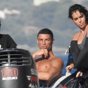 Exclusif - Cristiano Ronaldo et sa compagne Georgina Rodriguez font de la plongée sous-marine pendant leurs vacances en Grèce, le 8 juillet 2018.