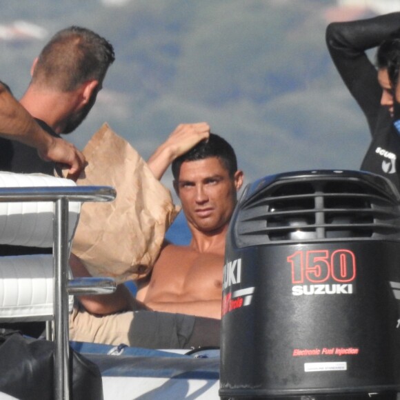 Exclusif - Cristiano Ronaldo et sa compagne Georgina Rodriguez font de la plongée sous-marine pendant leurs vacances en Grèce, le 8 juillet 2018.