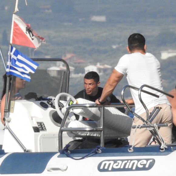 Exclusif - Cristiano Ronaldo et sa compagne Georgina Rodriguez font de la plongée sous-marine pendant leurs vacances en Grèce, le 8 juillet 2018.