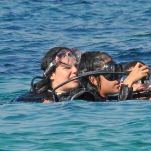 Exclusif - Cristiano Ronaldo et sa compagne Georgina Rodriguez font de la plongée sous-marine pendant leurs vacances en Grèce, le 8 juillet 2018.