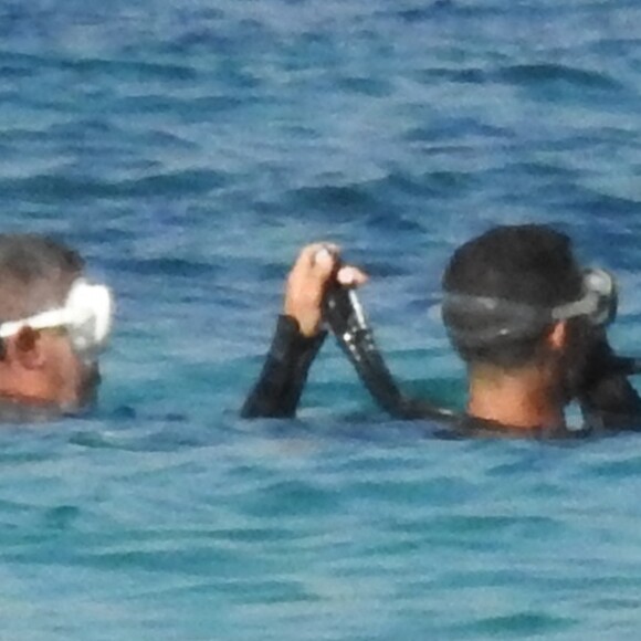 Exclusif - Cristiano Ronaldo et sa compagne Georgina Rodriguez font de la plongée sous-marine pendant leurs vacances en Grèce, le 8 juillet 2018.