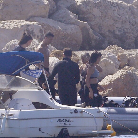 Exclusif - Cristiano Ronaldo et sa compagne Georgina Rodriguez font de la plongée sous-marine pendant leurs vacances en Grèce, le 8 juillet 2018.